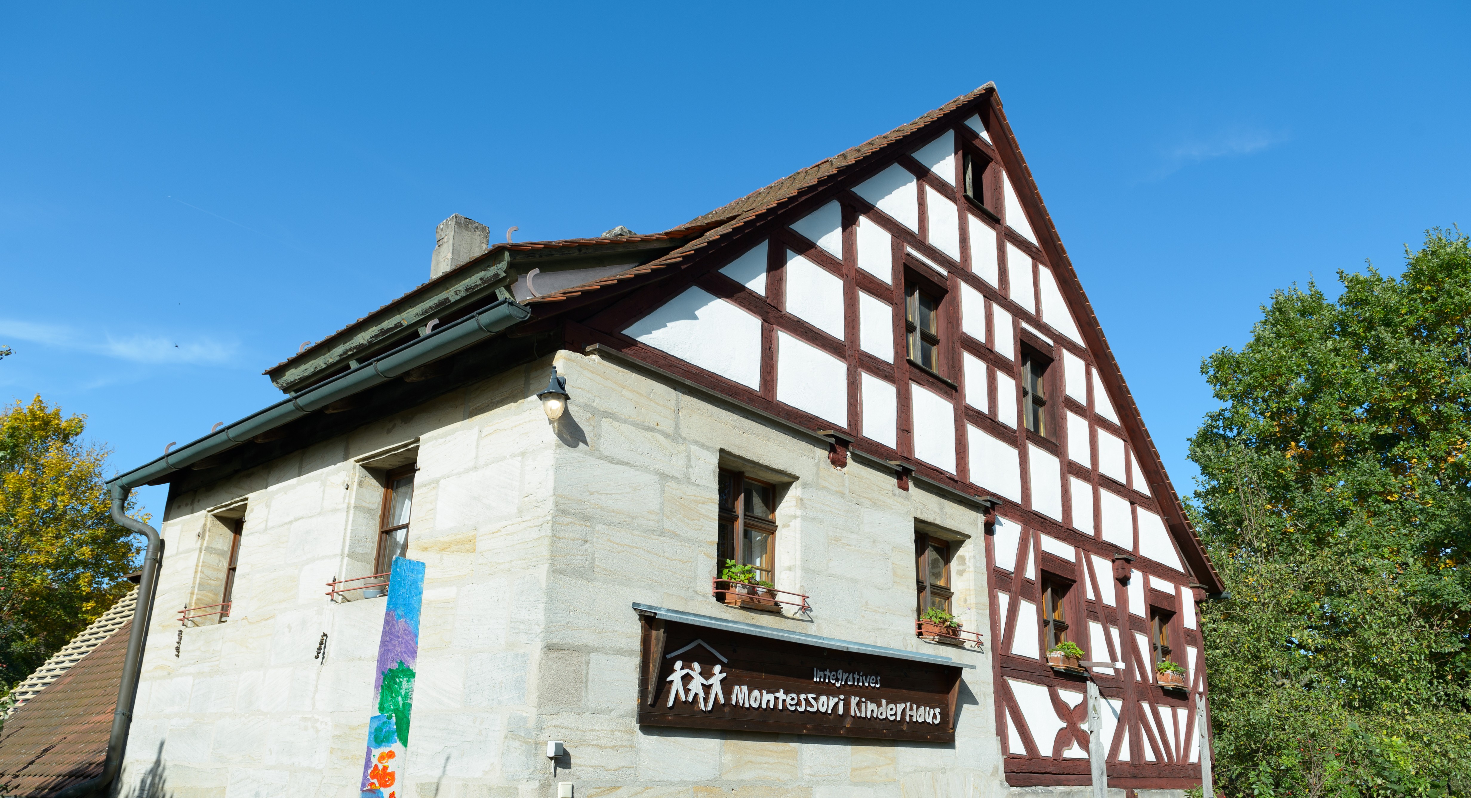 Das Fachwerkhaus und der Garten des Montessori Kinderhauses Simonshofen
